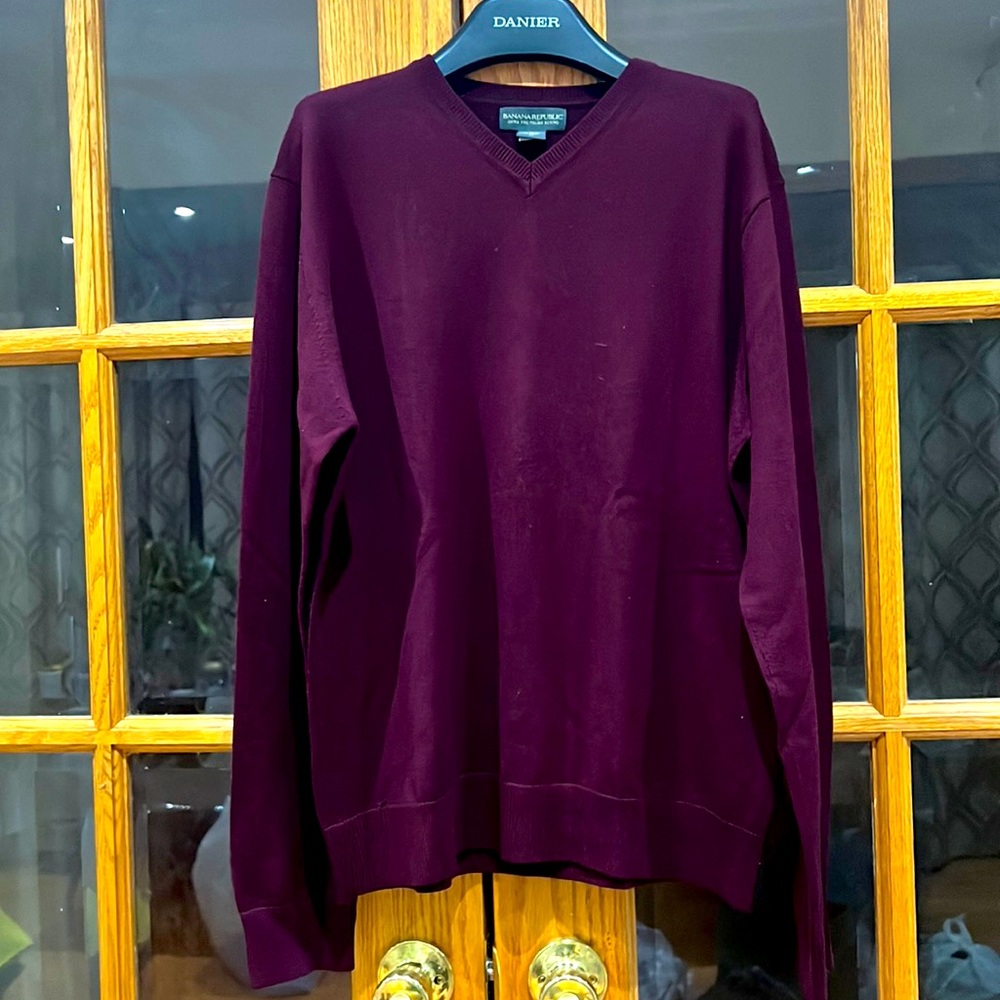 Banana Republic extra fine merino wool V-neck sweater, size medium, Burgundy